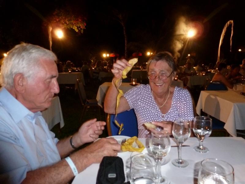 7.Dinner im Garten.jpg